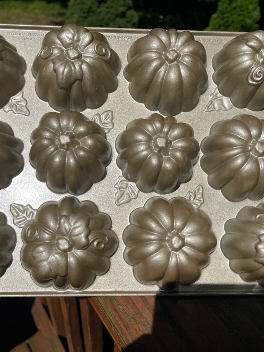 Nordic Ware Pumpkin Patch Pan. 6 cups -12 Pumpkin Cakes - NEW!